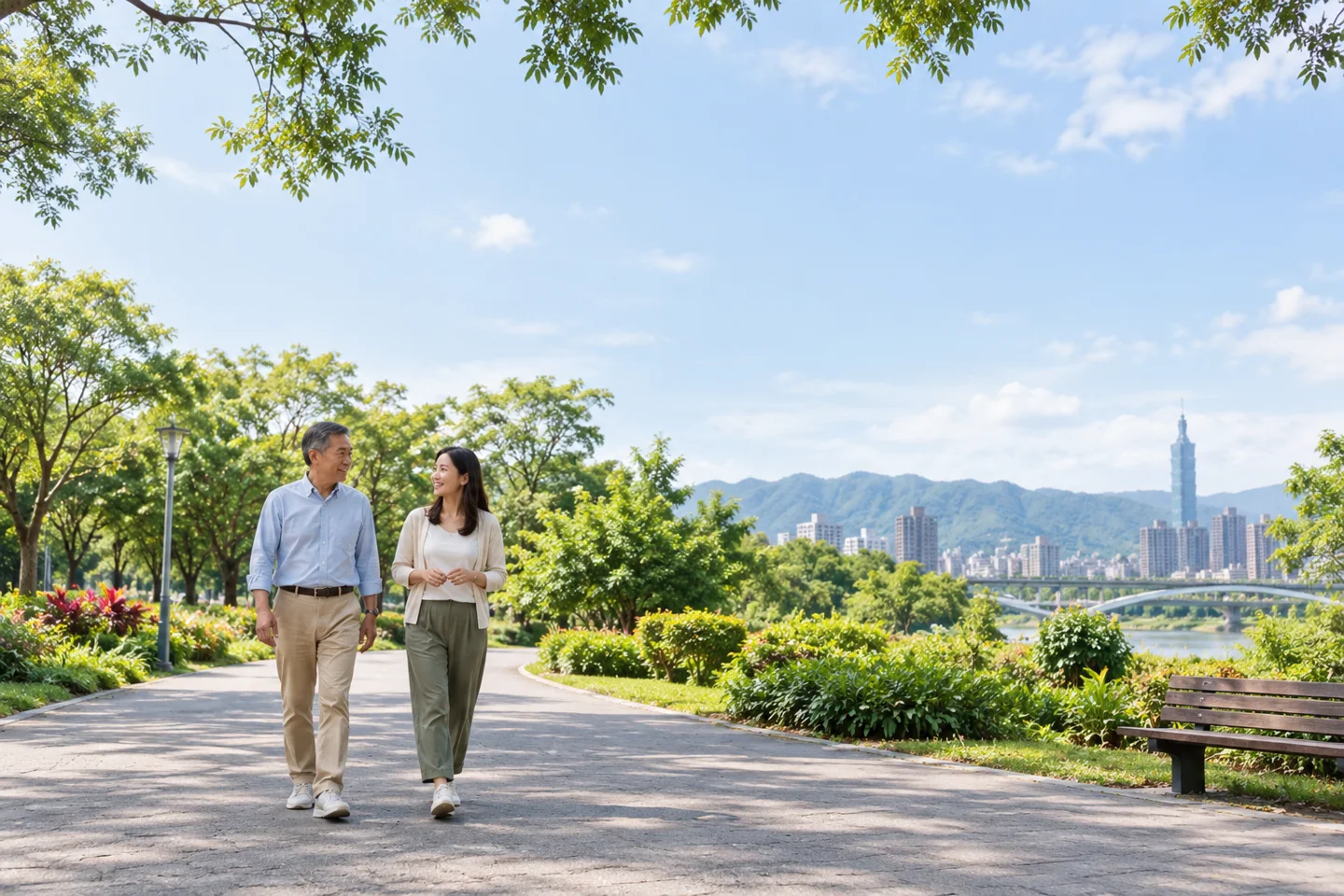情境示意：成年女兒陪父親在公園步道散步